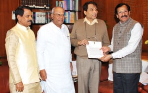 The Minister of State for Heavy Industries & Public Enterprises, Shri G.M. Siddeshwara and other dignitaries meeting the Union Minister for Railways, Shri Suresh Prabhakar Prabhu, in New Delhi on December 17, 2015.