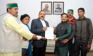 A delegation from Uttarakhand led by the Member of Parliament, Shri Tarun Vijay giving a memorandum to the Minister of State for Development of North Eastern Region (I/C), Prime Ministers Office, Personnel, Public Grievances & Pensions, Department of Atomic Energy, Department of Space, Dr. Jitendra Singh, in New Delhi on December 31, 2015