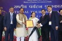 ITDC C&MD receiving National Tourism Award_indianbureaucracy