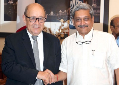 manohar-parrikar-with-the-french-defence_indianbureaucracy