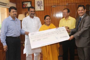 npcc1-02-crore-dividend-cheque-uma-bharti_indianbureaucracy