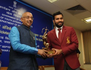 The Minister of State for Youth Affairs and Sports (I/C), Water Resources, River Development and Ganga Rejuvenation, Shri Vijay Goel conferring the Arjuna Award on Cricketer Rohit Sharma, in New Delhi on September 16, 2016.