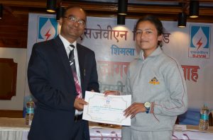 directorpers-sjvn-sh-n-l-sharma-giving-away-the-prize-to-first-prize-winner-of-school-category