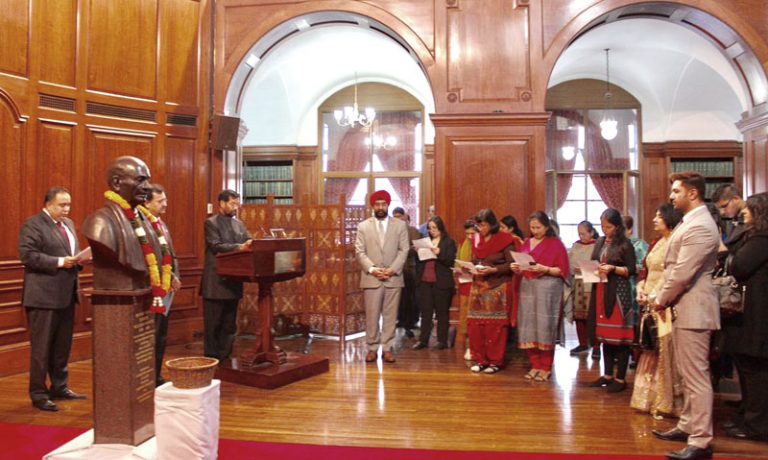 ram-vilas-paswan-administering-the-pledge_indianbureaucracy
