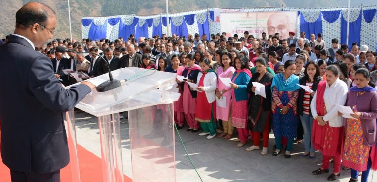 sh-n-l-sharma-directorpersonnel-administring-oath-to-employees-2