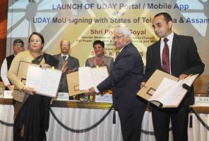 The Minister of State for Power, Coal, New and Renewable Energy and Mines (Independent Charge), Shri Piyush Goyal witnessing the signing ceremony of an MoU between UDAY and Assam, at the launch of the Web Portal and a Mobile App for the Ujwal DISCOM Assurance Yojana (UDAY), organised by the Rural Electrification Corporation Limited (REC), in New Delhi on January 04, 2017. The Secretary, Ministry of Power, Shri P.K. Pujari is also seen.