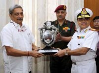 The Union Minister for Defence, Shri Manohar Parrikar presenting the Raksha Mantris Trophy for the Best Service Hospital in the Armed Forces Medical Services (AFMS) for the year 2016 to Commandant, INHS Asvini Mumbai, Surgeon Rear Admiral Ravi Kalra, in New Delhi on March 02, 2017. The Director General, AFMS and Senior Colonel Commandant Lt. General M.K. Unni is also seen.