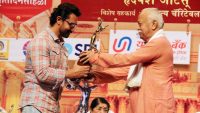 Aamir receives Dinanath Mangeshkar Award from RSS chief-indianbureaucracy