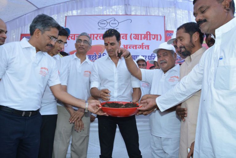 Akshay Kumar undertook a toilet pit emptying exercise-IndianBureaucracy