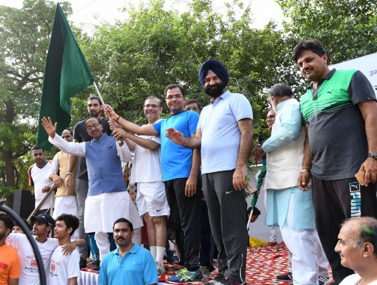 Vijay Goel and Jayant Sinha Flag off 6th Slum Yuva Daud-indianbureaucracy