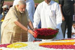PM pays floral tributes