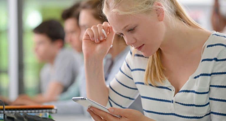 Checking phones in lectures can cost students half a grade in exams