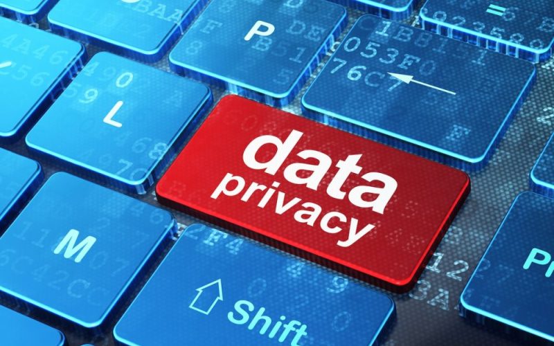 The privacy risks of compiling mobility data