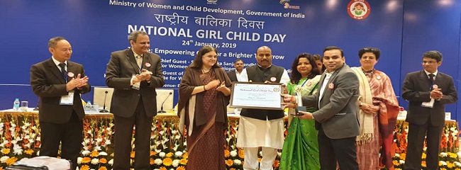 District Raigarh, Chhattisgarh receiving Beti Bachao Beti Padhao award for best community engagement by a district.
