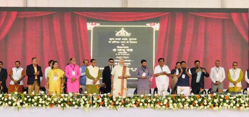 PM lays Foundation Stone for Extension of Terminal Building at Surat Airport
