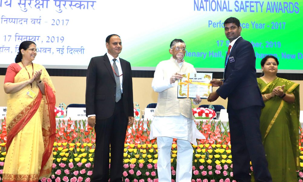 Labour Minister Shri Santosh Kumar Gangwar Gives Away Vishwakarma Rashtriya Puraskar and National Safety Awards for the Performance Year 2017