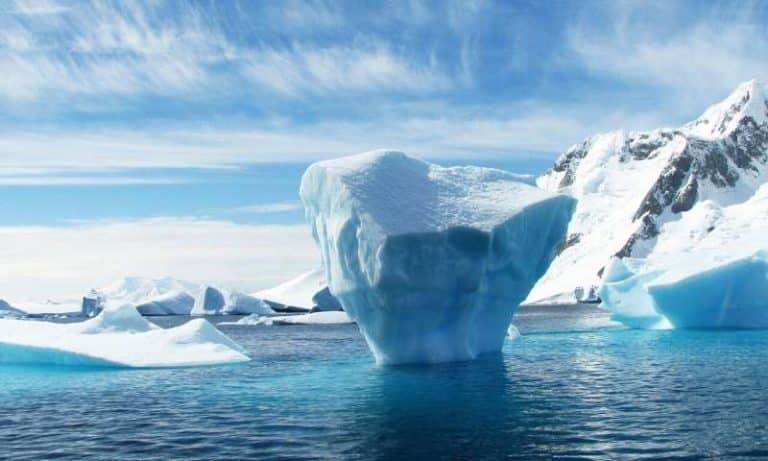 Cracks in Arctic sea ice turn low clouds on and off