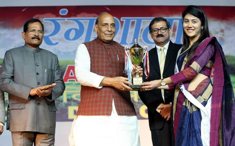 Raksha Mantri gives away awards related to Republic Day 2020