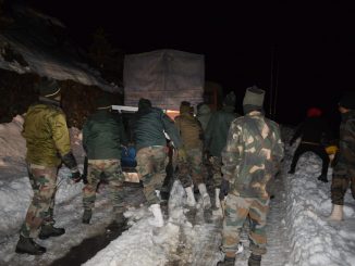 Indian Army rescues Stranded Civilians & Vehicles