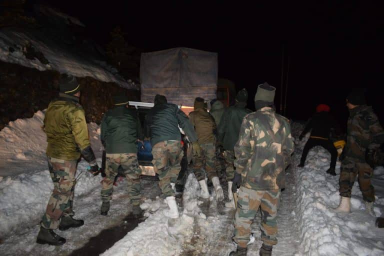 Indian Army rescues Stranded Civilians & Vehicles
