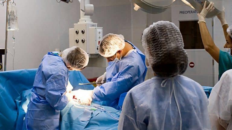 Surgeons study guidelines for treating cancer patients