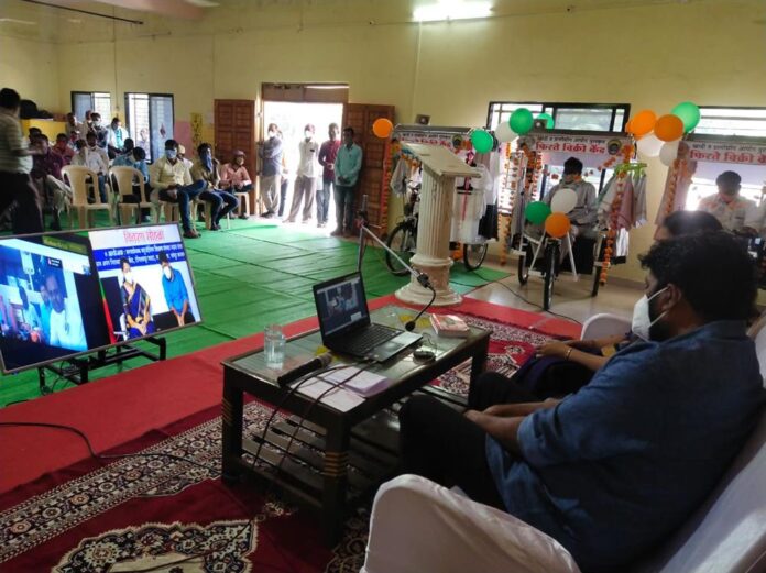 Electric cycles cum Mobile carts disElectric cycles cum Mobile carts distributed to divyangributed to divyang