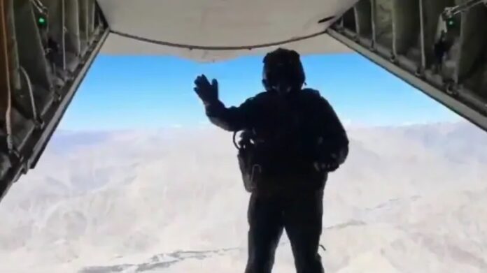 Skydive Landing by IAF at Khardungla Pass, Leh