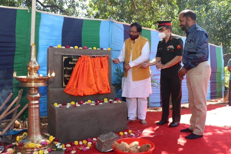 Shripad Naik visits 2 Signal Training Center