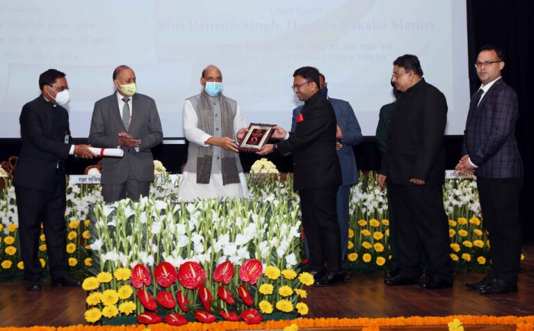 Raksha Mantri gives away awards