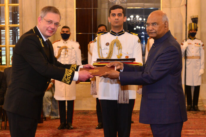 Envoys of five nations present credentials