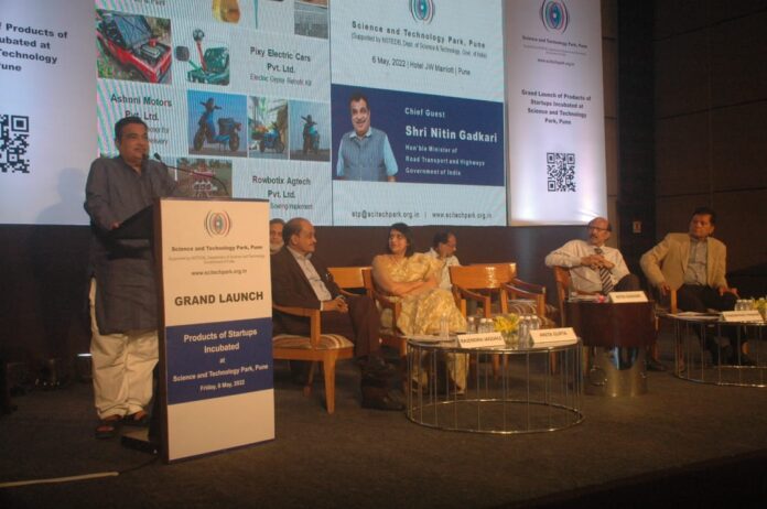 Minister Nitin Gadkari inspects
