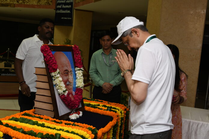 floral tributes to Mahatma Gandhi